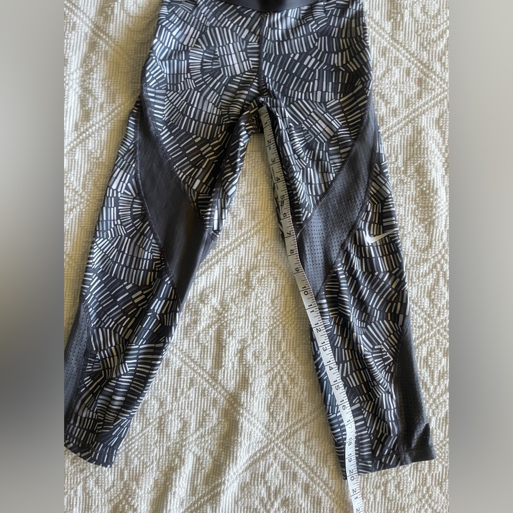 Nike Kids Geometric Black and White Leggings - Picture 3 of 6